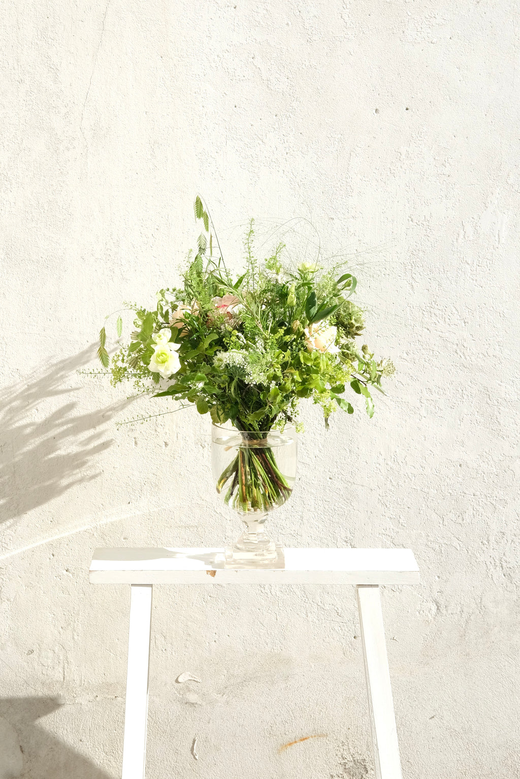 Lav bundet buket med vilde blomster – eksklusiv og håndbundet