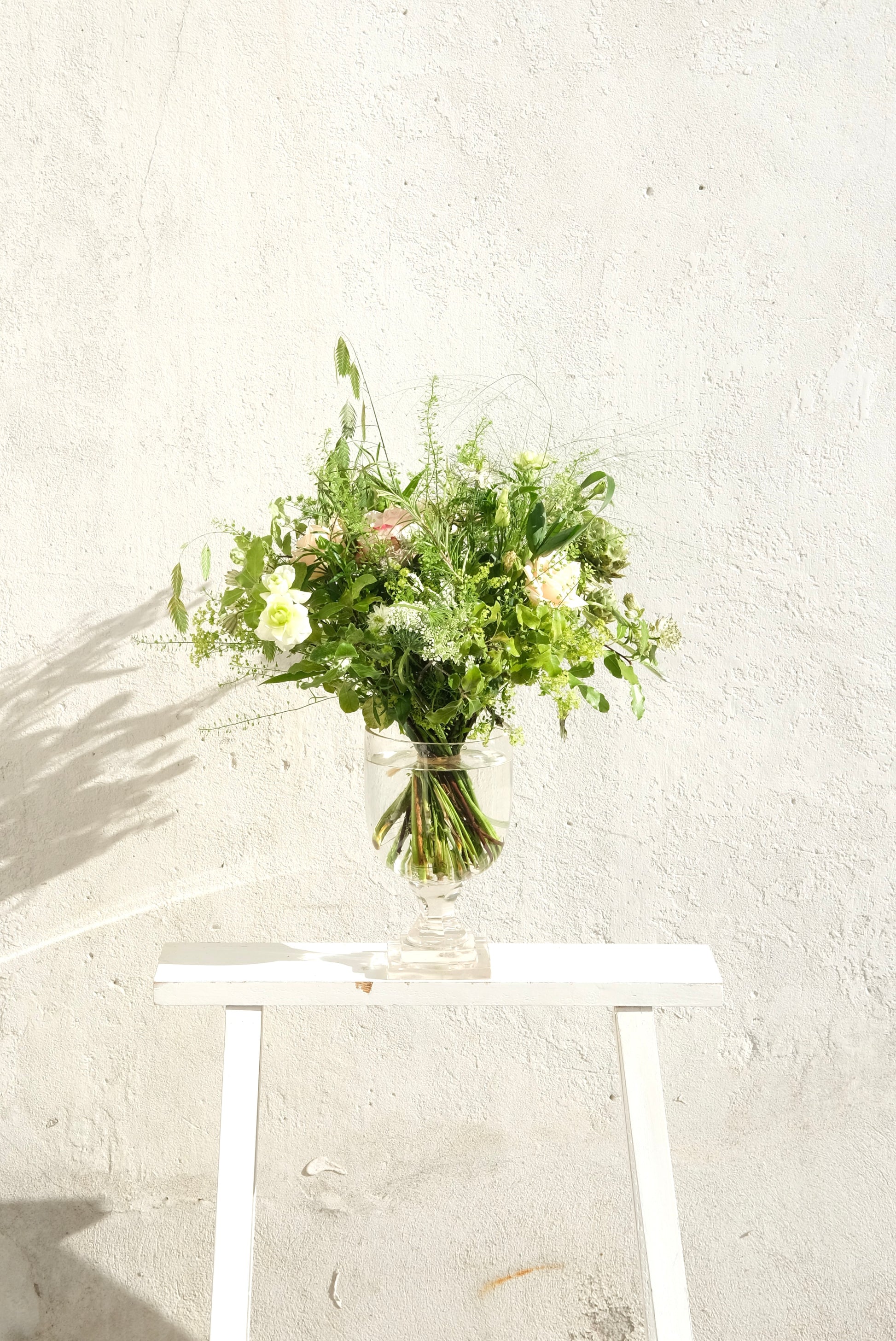 Lav bundet buket med vilde blomster – eksklusiv og håndbundet