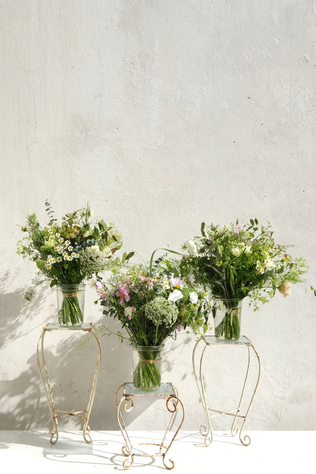 Tre lave bundet buketter – smukke og naturlige blomsterarrangementer