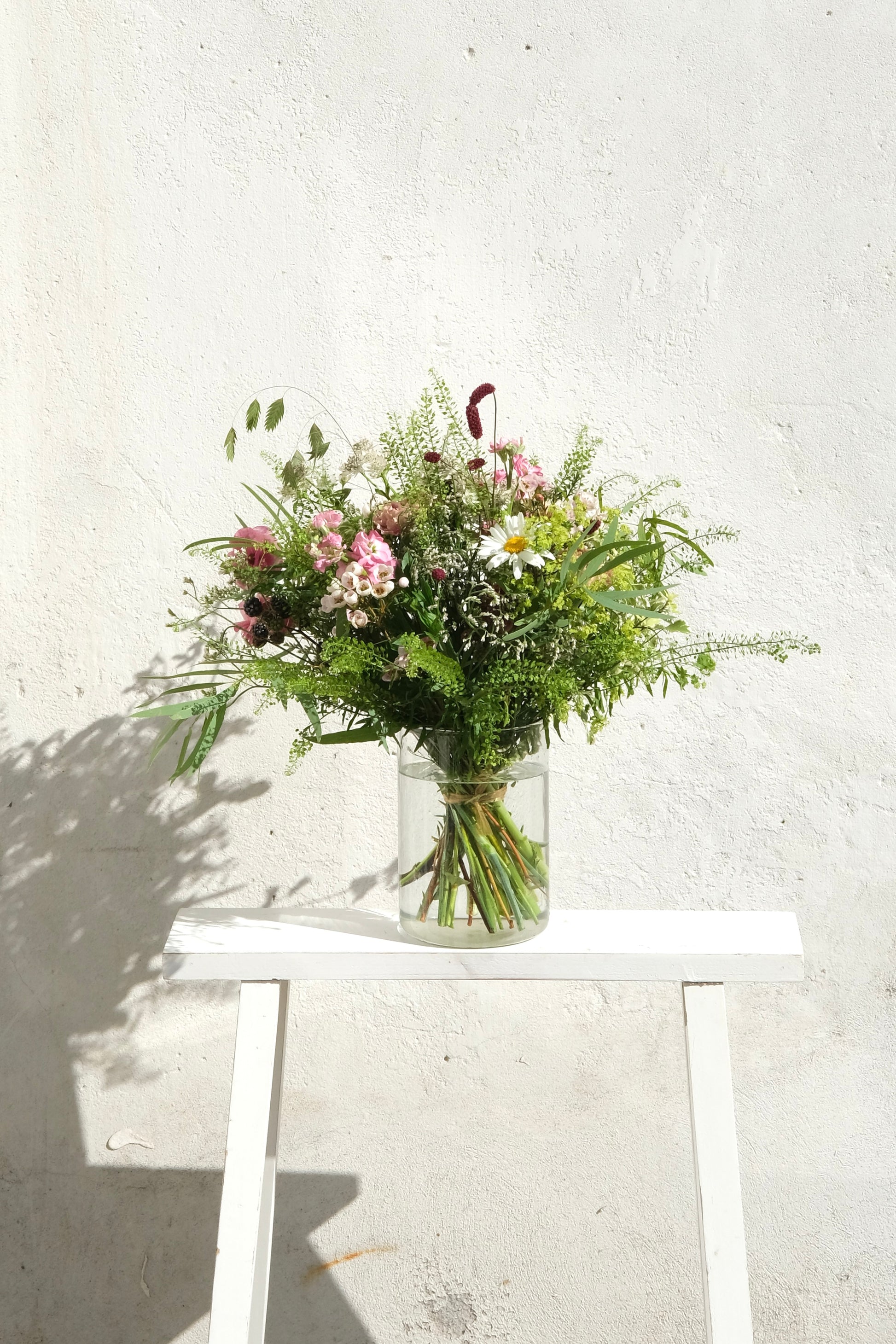 Naturlig lav bundet buket – vilde blomster i rosa nuancer