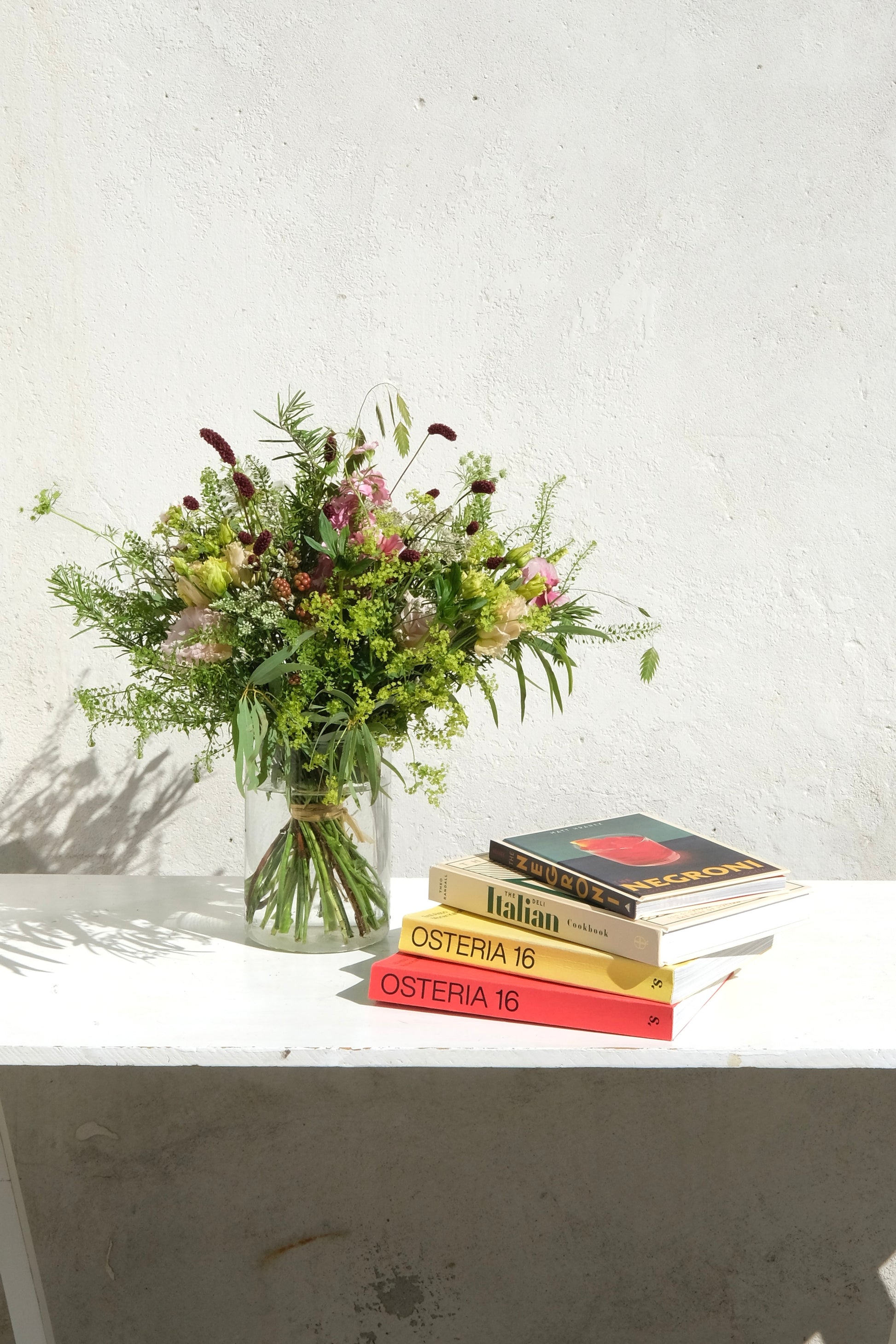 Lav bundet buket med vilde blomster fra Wildflowers – eksklusiv og håndbundet