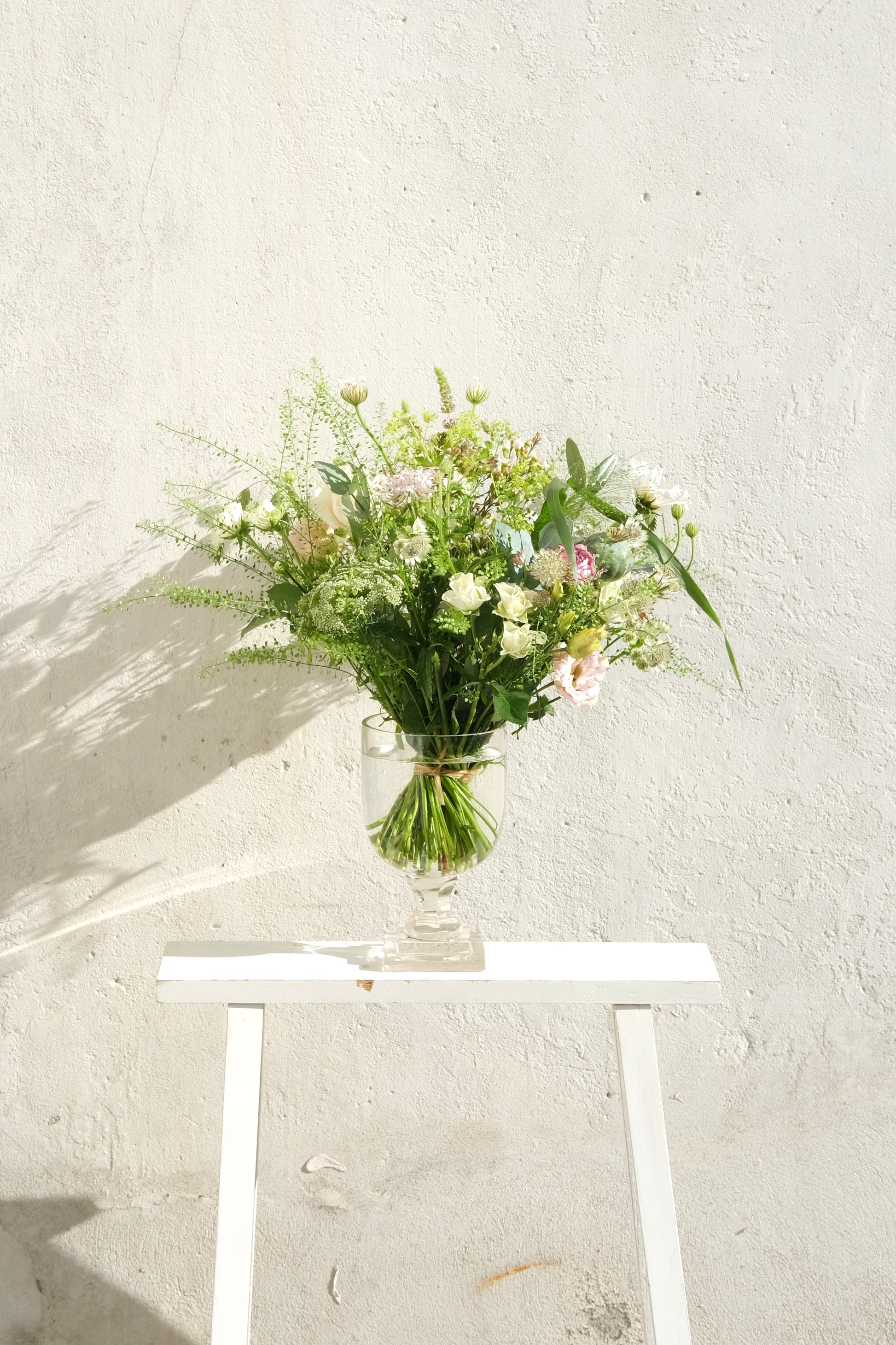 Lav bundet blomsterbuket – håndbundet i eksklusiv og vild stil