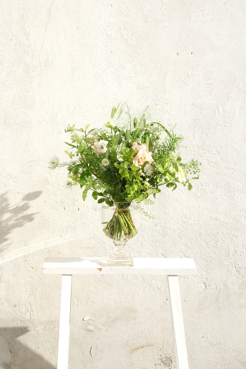 Lav bundet buket med vilde blomster fra Wildflowers – naturlig og eksklusiv