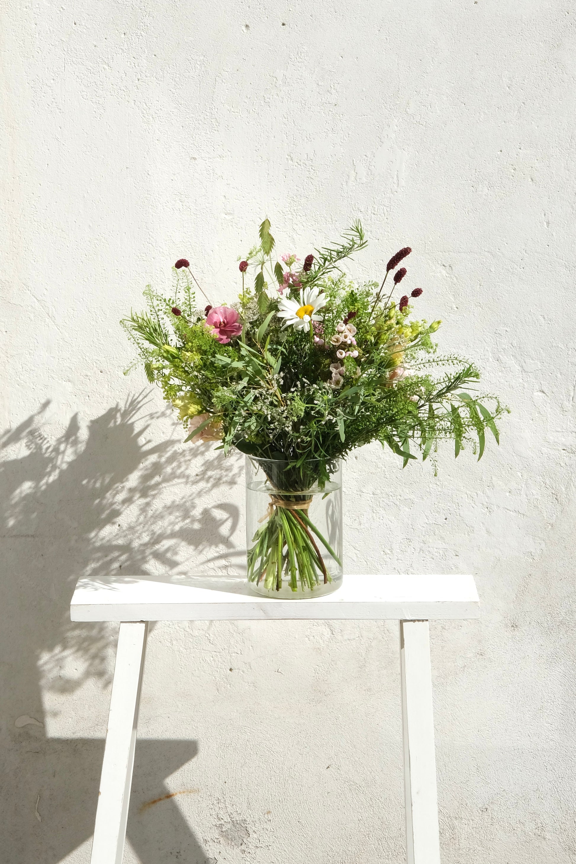 Lav bundet buket med pink og hvide blomster i eksklusiv stil