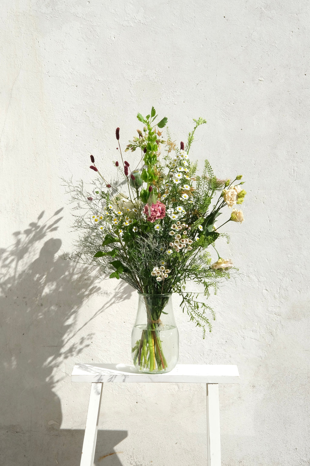 Smuk mellem buket i vase – friske og unikke blomsterarrangementer