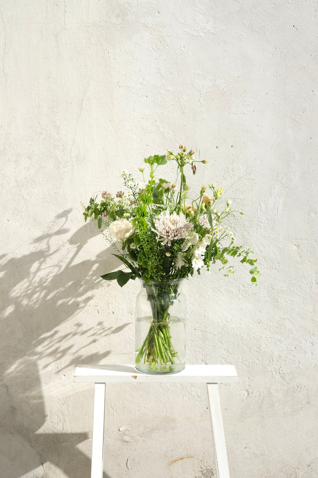 Mellem buket med vilde blomster – eksklusiv håndbundet blomsterbuket i vase