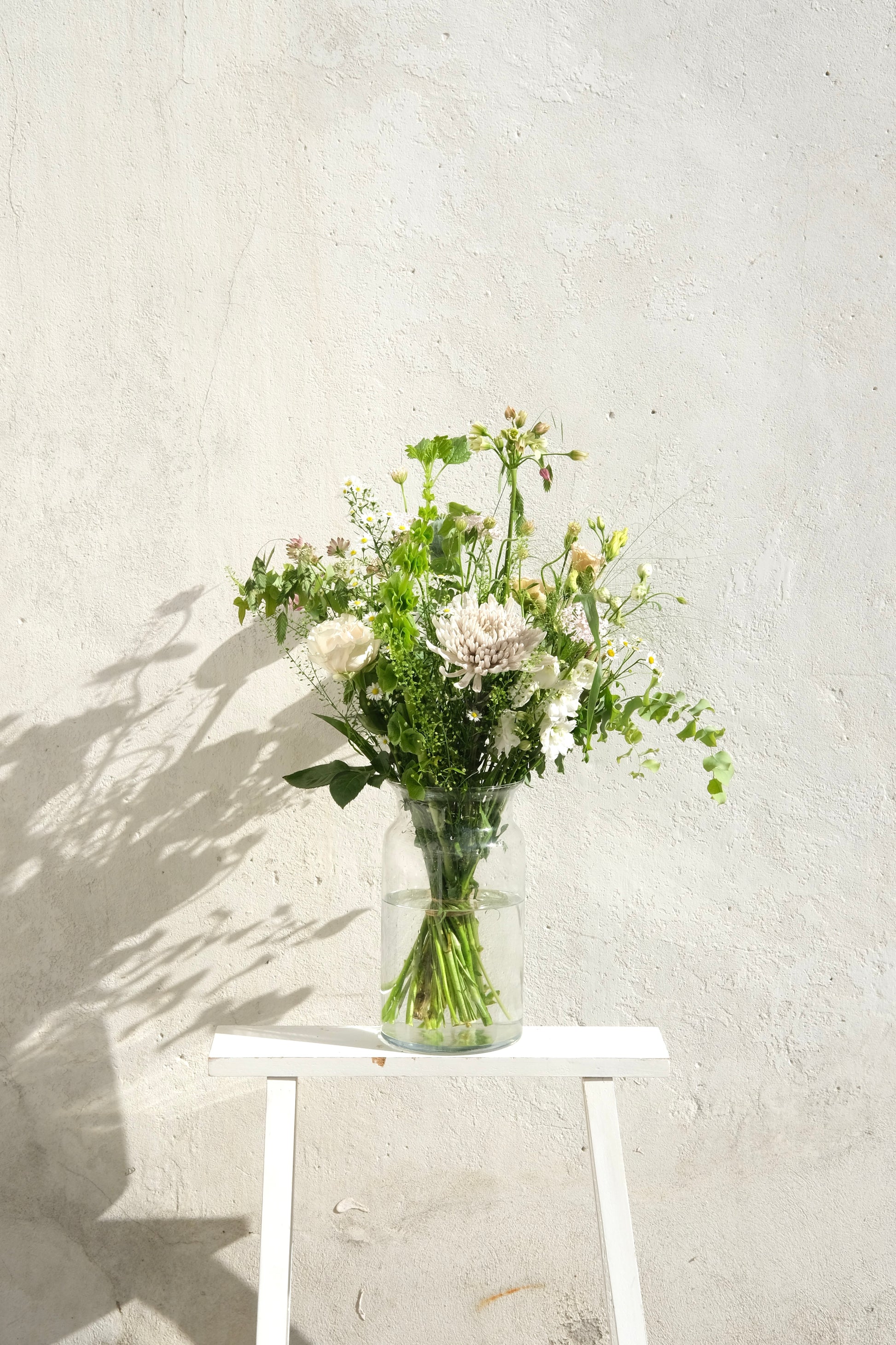 Mellem buket med vilde blomster – eksklusiv håndbundet blomsterbuket i vase