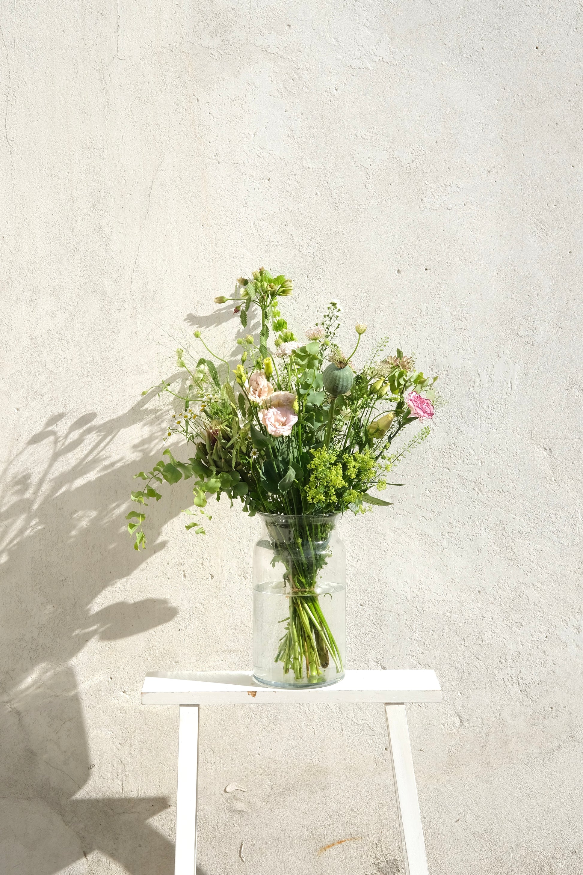 Romantisk mellem buket – naturlig blomsterbuket med vilde blomster