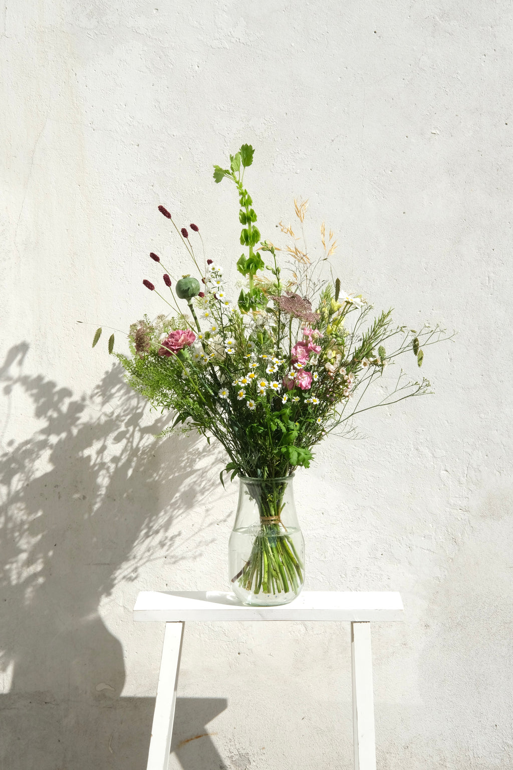 Naturlig mellem buket med sommerlige blomster i romantisk stil
