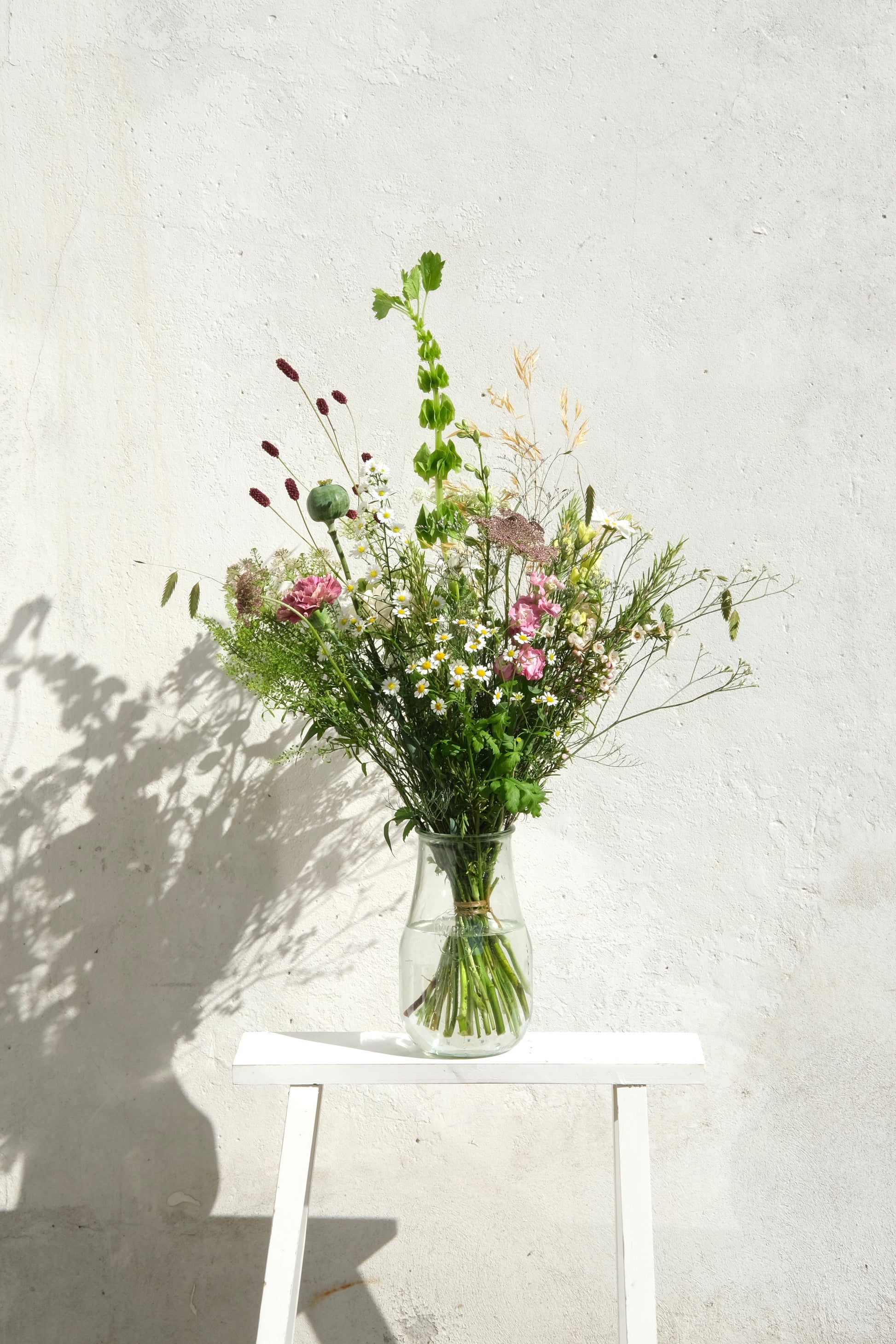 Naturlig mellem buket med sommerlige blomster i romantisk stil