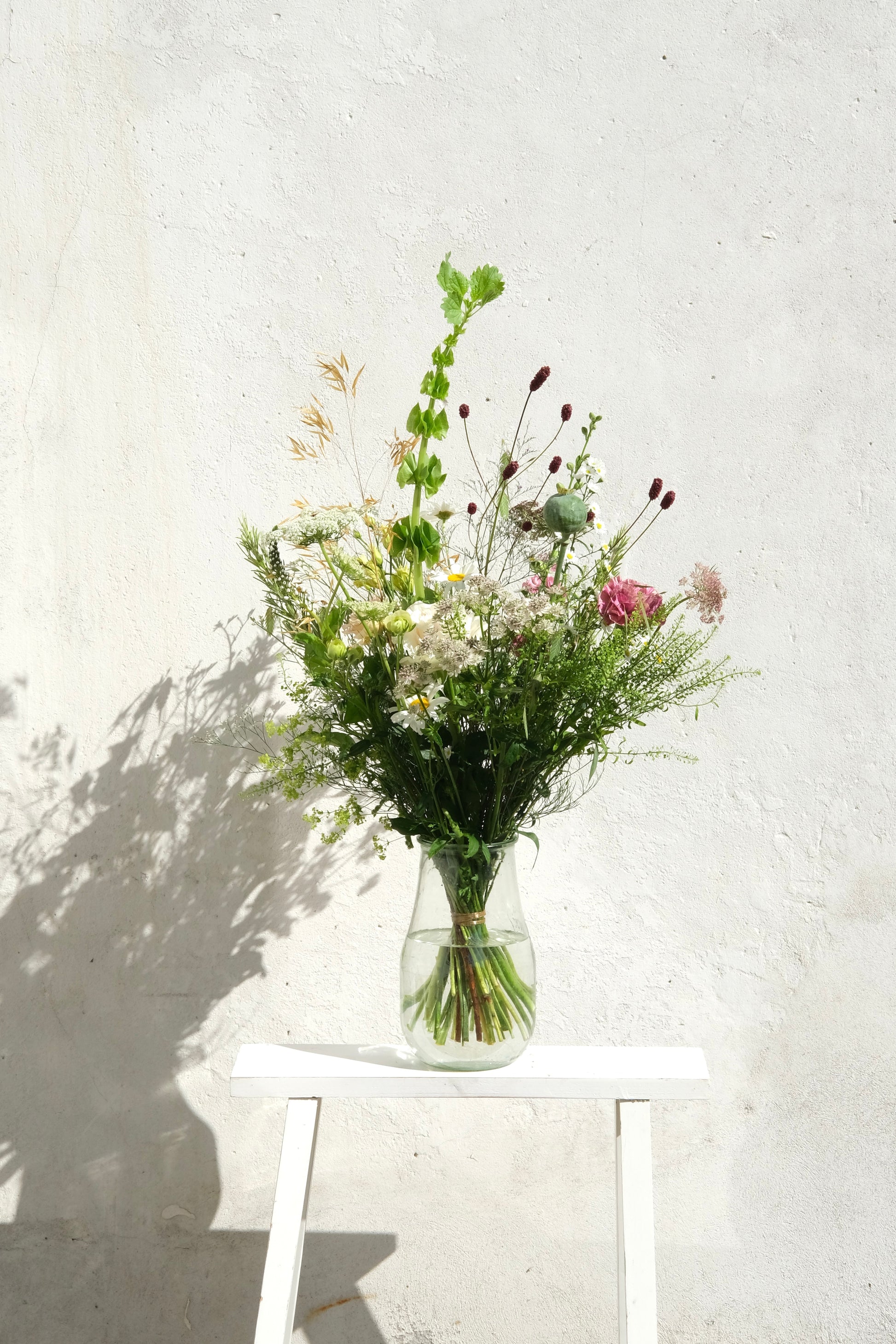 Eksklusiv mellem buket fra Wildflowers – håndbundet med vilde blomster