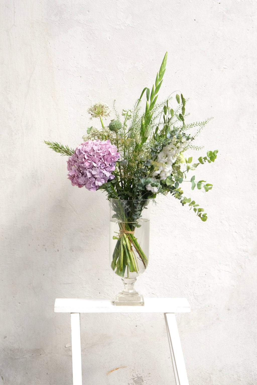 Stor buket i vase – elegant og fyldig blomsterdekoration