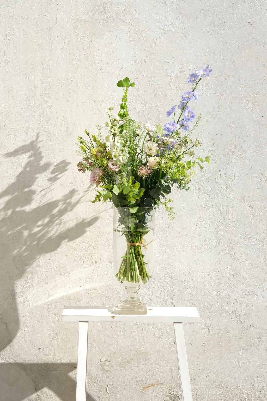 Fyldig stor buket med vilde blomster og grønne detaljer