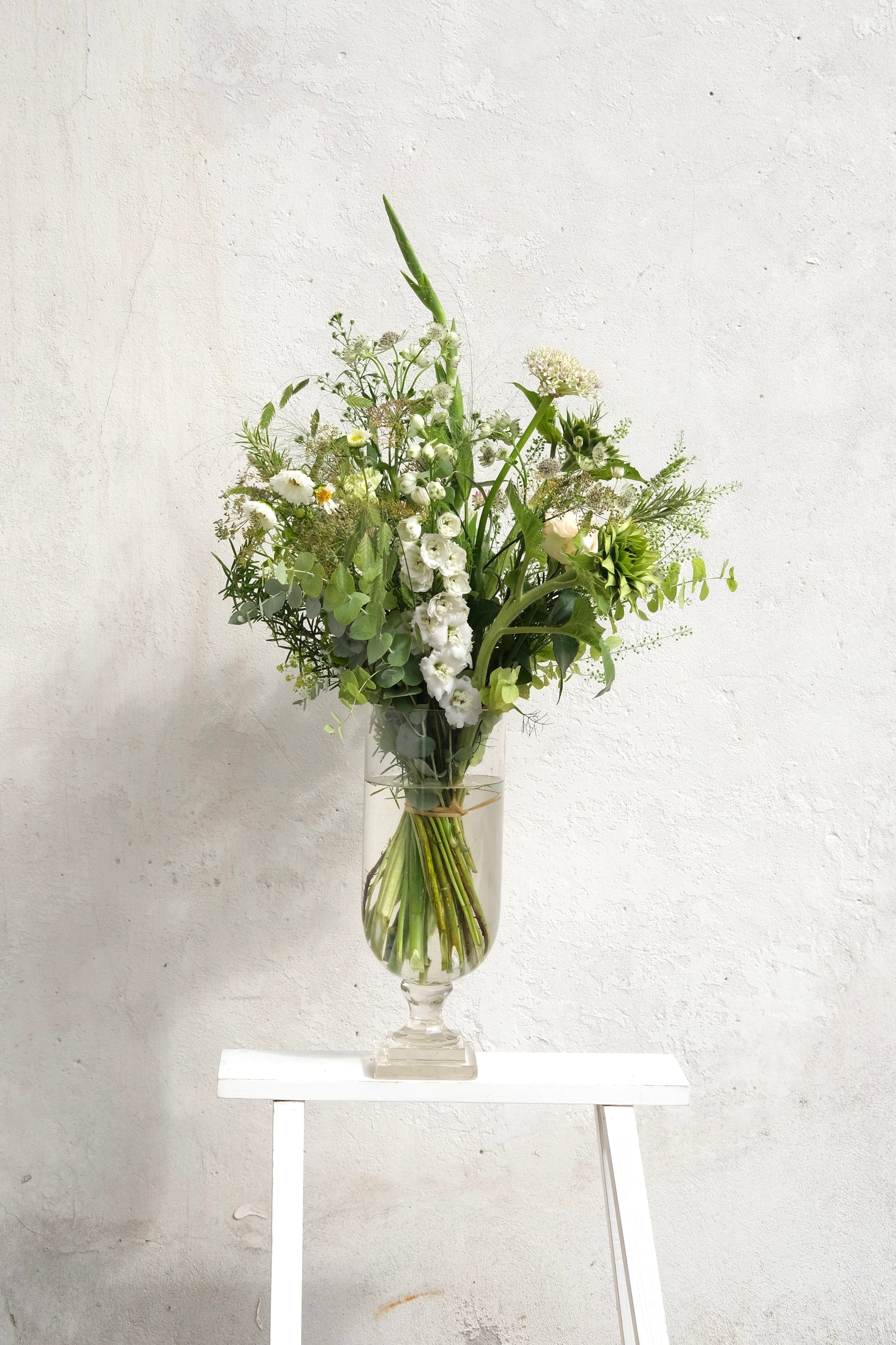 Romantisk stor buket i naturlig stil med friske blomster
