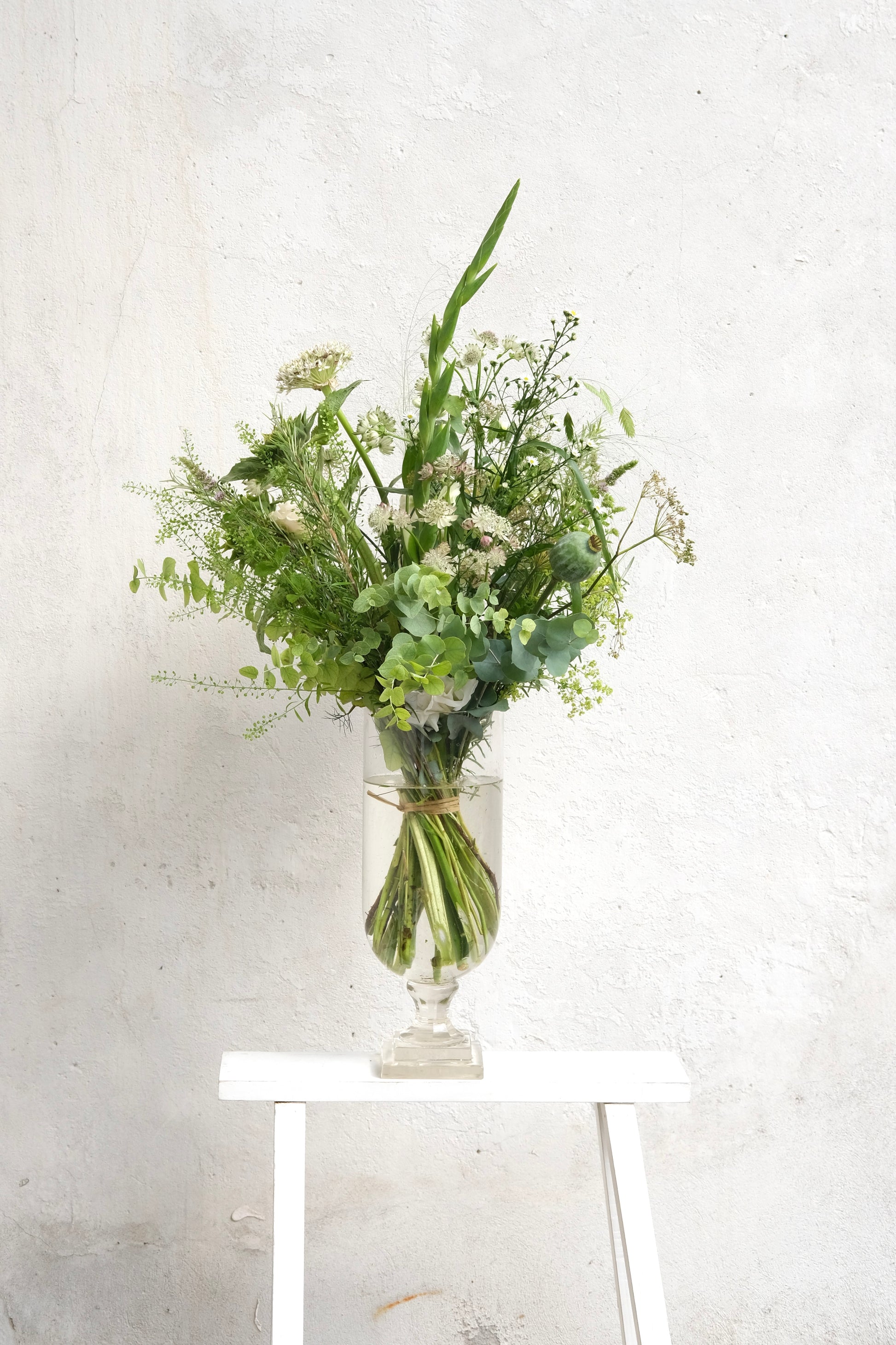 Stor buket med vilde blomster – eksklusiv og håndbundet