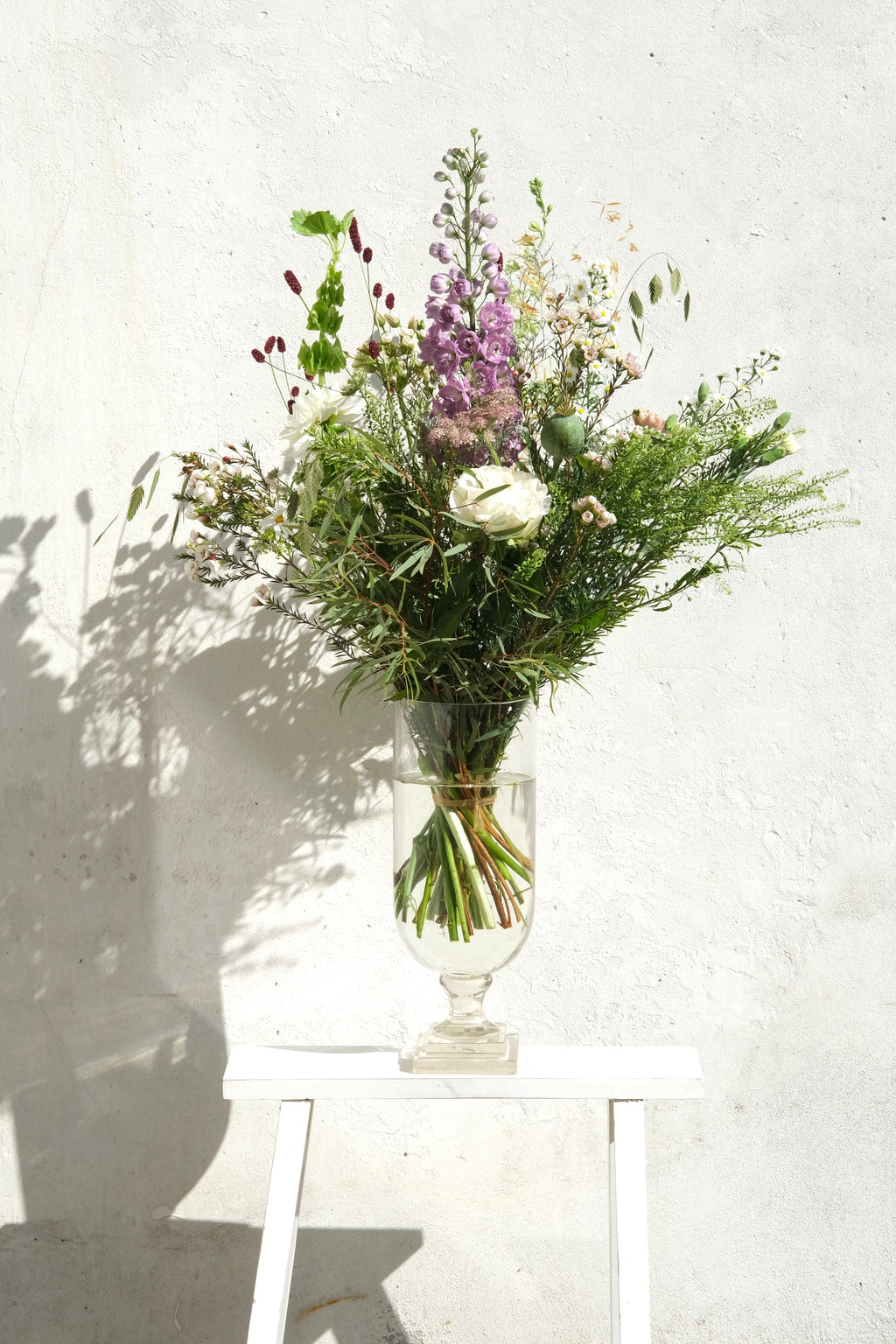 Stor buket med vilde sommerblomster i frisk stil